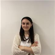 Motivierender Türkisch Lehrerin, der Menschen jeden Alters unterrichtet.